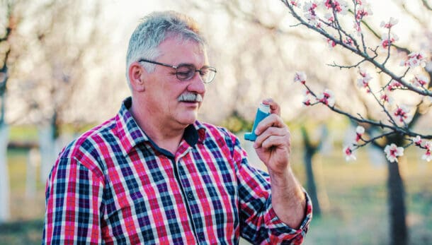Mężczyzna korzystający z inhalatora